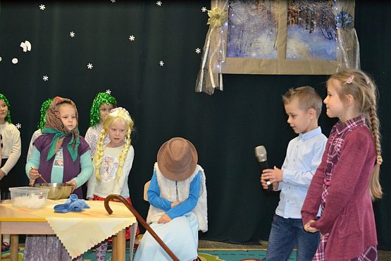 Grafika #14: I jak co rok stoję przy oknie i w cichą noc życzenia ślę…