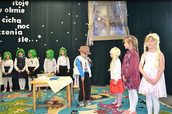 Grafika #16: I jak co rok stoję przy oknie i w cichą noc życzenia ślę…