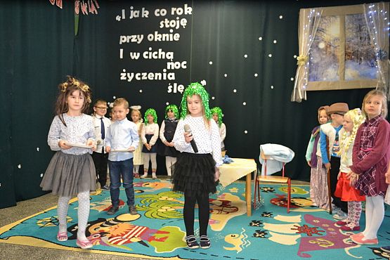 Grafika #18: I jak co rok stoję przy oknie i w cichą noc życzenia ślę…