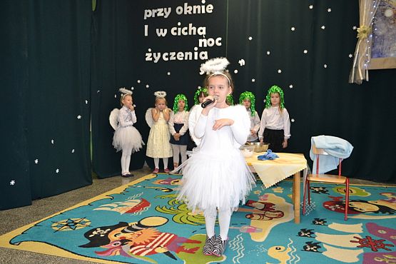 Grafika #20: I jak co rok stoję przy oknie i w cichą noc życzenia ślę…