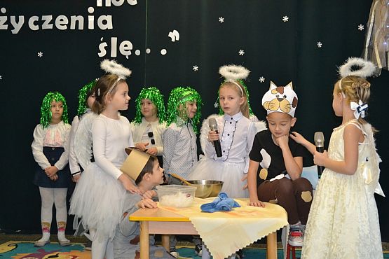 Grafika #21: I jak co rok stoję przy oknie i w cichą noc życzenia ślę…