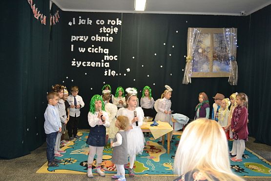 Grafika #22: I jak co rok stoję przy oknie i w cichą noc życzenia ślę…