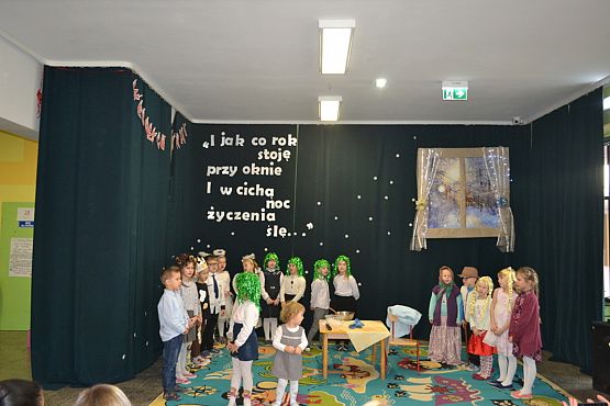 Grafika #23: I jak co rok stoję przy oknie i w cichą noc życzenia ślę…