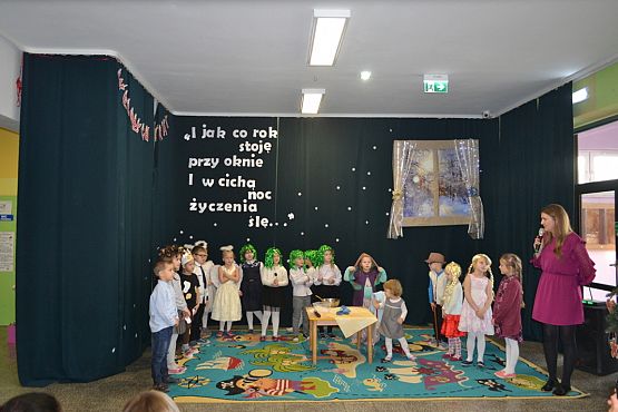 Grafika #24: I jak co rok stoję przy oknie i w cichą noc życzenia ślę…