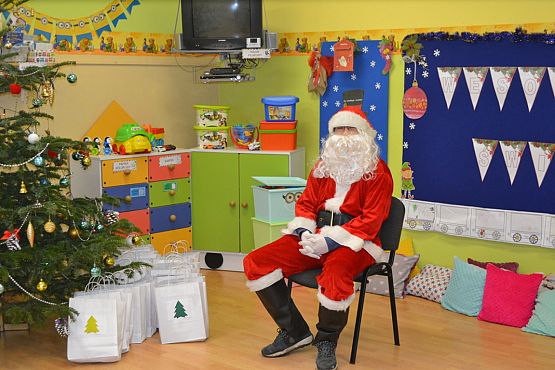 Grafika #25: I jak co rok stoję przy oknie i w cichą noc życzenia ślę…