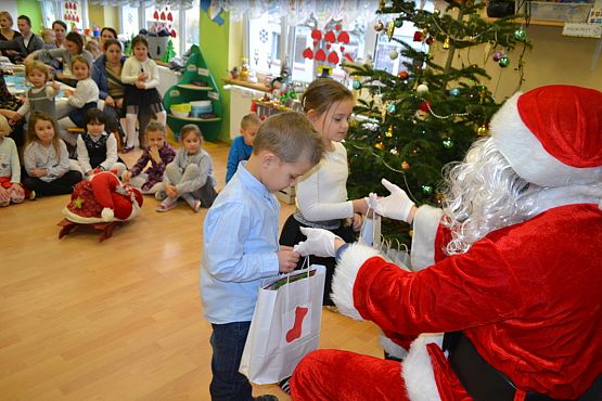 Grafika #29: I jak co rok stoję przy oknie i w cichą noc życzenia ślę…