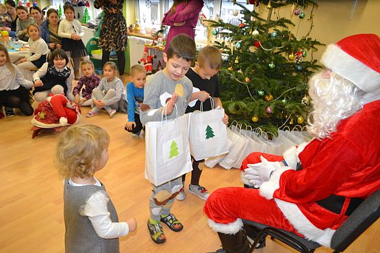 Grafika #31: I jak co rok stoję przy oknie i w cichą noc życzenia ślę…