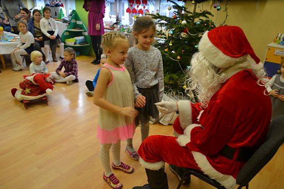 Grafika #33: I jak co rok stoję przy oknie i w cichą noc życzenia ślę…