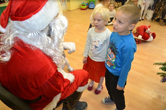 Grafika #35: I jak co rok stoję przy oknie i w cichą noc życzenia ślę…