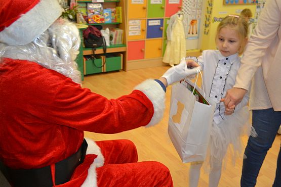 Grafika #36: I jak co rok stoję przy oknie i w cichą noc życzenia ślę…