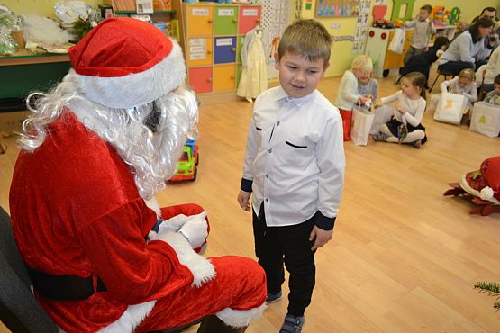 Grafika #37: I jak co rok stoję przy oknie i w cichą noc życzenia ślę…