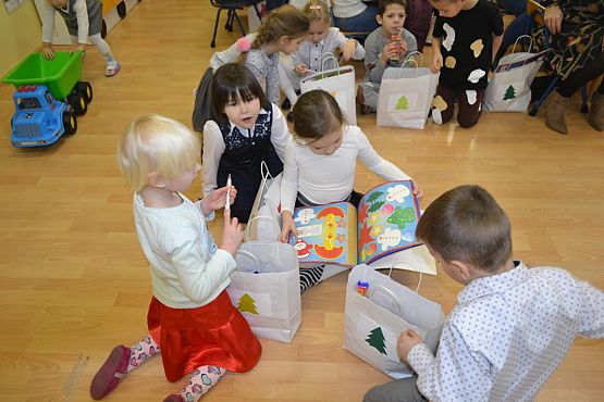 Grafika #38: I jak co rok stoję przy oknie i w cichą noc życzenia ślę…