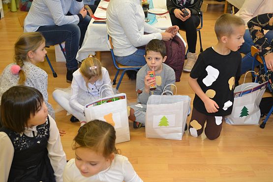 Grafika #39: I jak co rok stoję przy oknie i w cichą noc życzenia ślę…