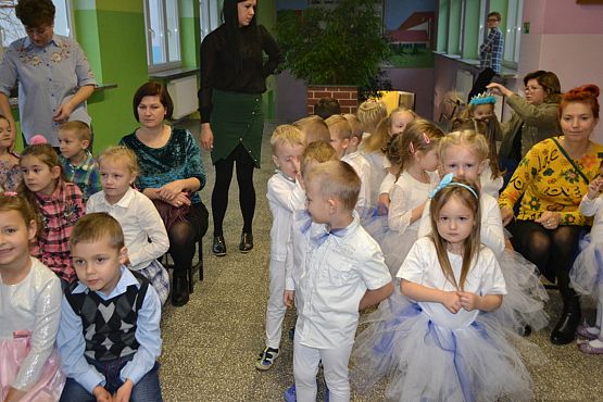 Grafika #43: I jak co rok stoję przy oknie i w cichą noc życzenia ślę…