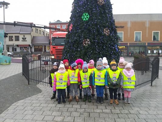 Grafika #1: Przedszkolaki pomagają zwierzętom