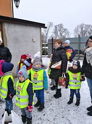 Grafika #13: Przedszkolaki pomagają zwierzętom