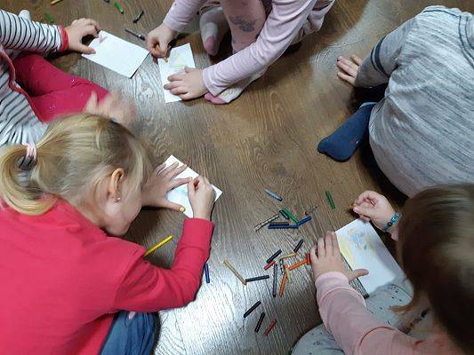 Grafika #1: Z wizytą w bibliotece