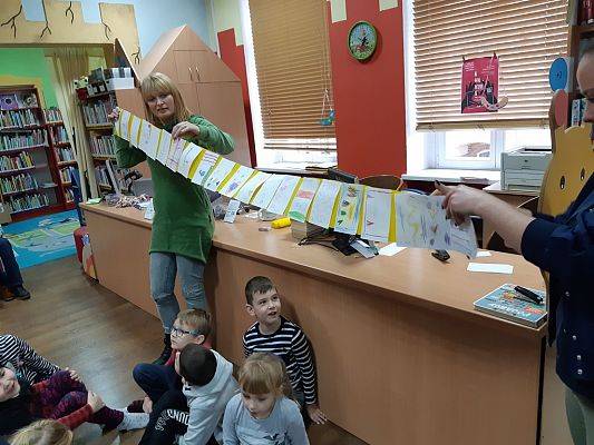 Grafika #0: Z wizytą w bibliotece