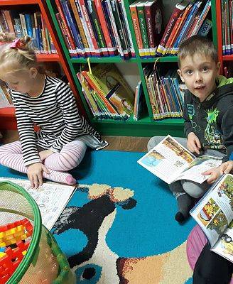 Grafika #8: Z wizytą w bibliotece