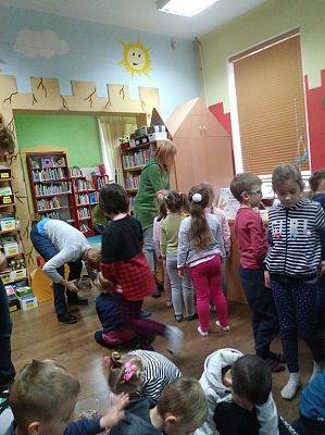 Grafika #14: Z wizytą w bibliotece