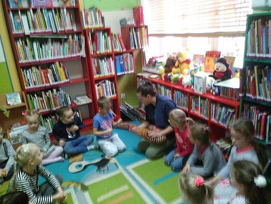 Grafika #24: Z wizytą w bibliotece