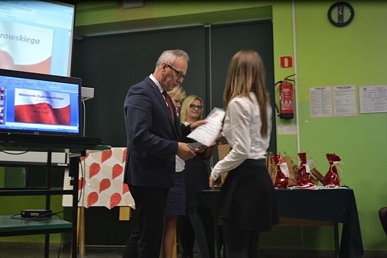 Grafika #6: Podsumowanie szkolnych konkursów: Mistrz Dat , Droga Polski do Niepodległości oraz "Mistrz Ortografii" w "Niepodległościowym Konkursie Ortograficznym"