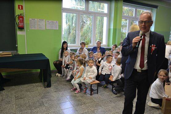 Grafika #4: Uroczyste odśpiewanie Hymnu Państwowego