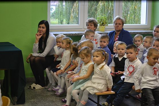 Grafika #5: Uroczyste odśpiewanie Hymnu Państwowego