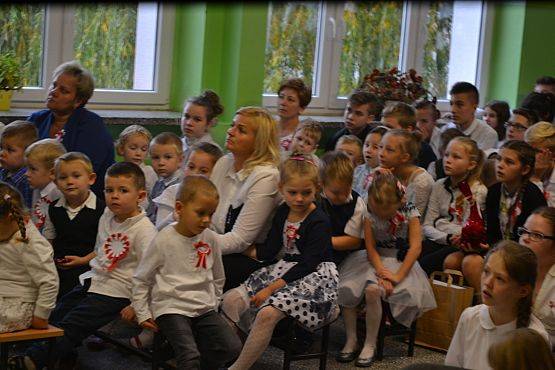 Grafika #6: Uroczyste odśpiewanie Hymnu Państwowego