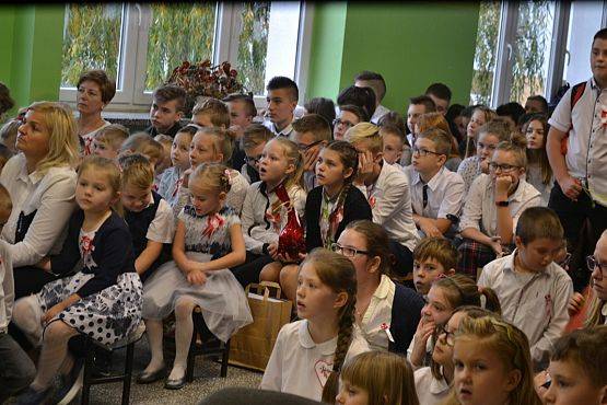 Grafika #7: Uroczyste odśpiewanie Hymnu Państwowego