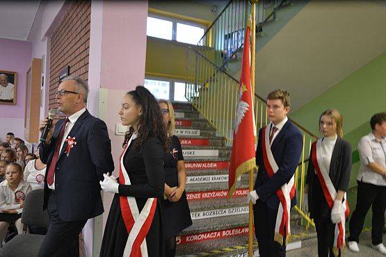 Grafika #8: Uroczyste odśpiewanie Hymnu Państwowego