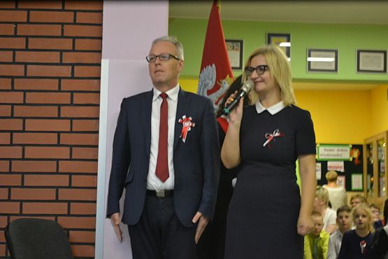 Grafika #9: Uroczyste odśpiewanie Hymnu Państwowego