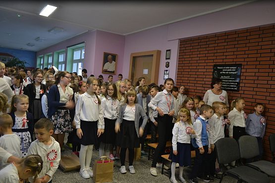 Grafika #11: Uroczyste odśpiewanie Hymnu Państwowego