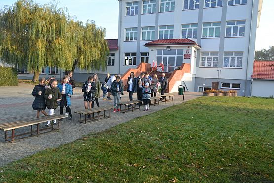 Grafika #1: Złożenie kwiatów pod Dębem Pamięci