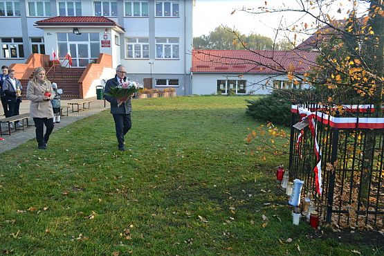 Grafika #2: Złożenie kwiatów pod Dębem Pamięci