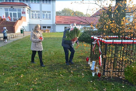 Grafika #3: Złożenie kwiatów pod Dębem Pamięci