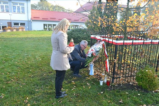 Grafika #4: Złożenie kwiatów pod Dębem Pamięci