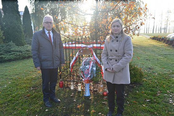 Grafika #6: Złożenie kwiatów pod Dębem Pamięci