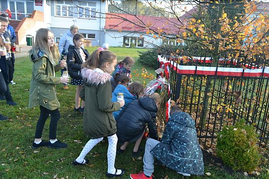 Grafika #8: Złożenie kwiatów pod Dębem Pamięci