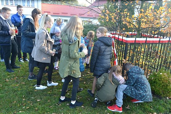 Grafika #9: Złożenie kwiatów pod Dębem Pamięci