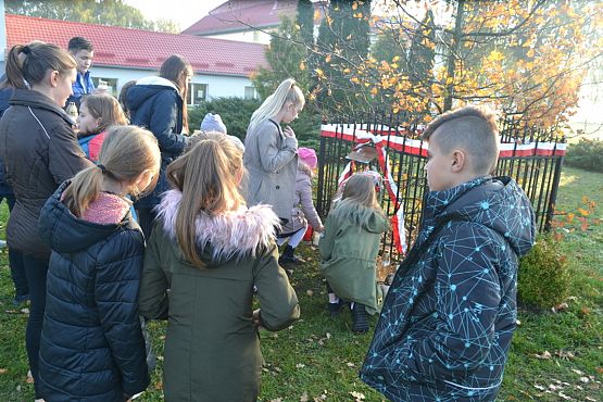 Grafika #10: Złożenie kwiatów pod Dębem Pamięci