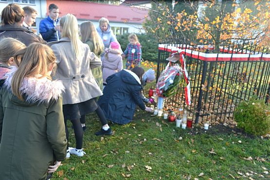 Grafika #11: Złożenie kwiatów pod Dębem Pamięci