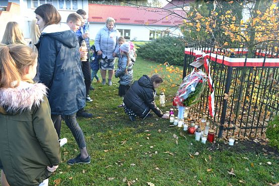 Grafika #12: Złożenie kwiatów pod Dębem Pamięci