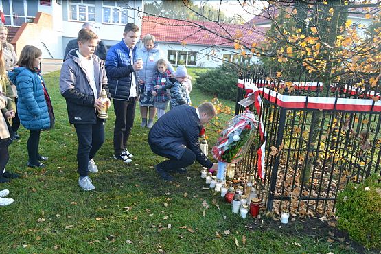 Grafika #13: Złożenie kwiatów pod Dębem Pamięci