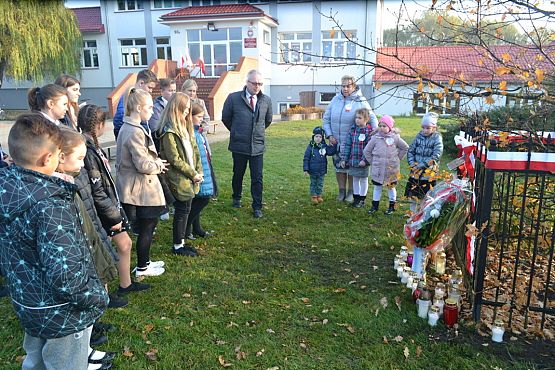 Grafika #14: Złożenie kwiatów pod Dębem Pamięci