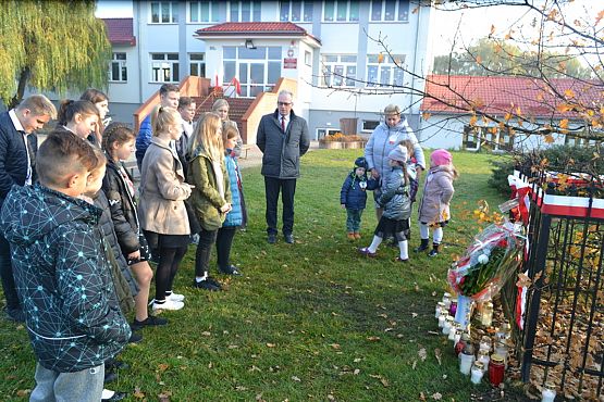 Grafika #15: Złożenie kwiatów pod Dębem Pamięci