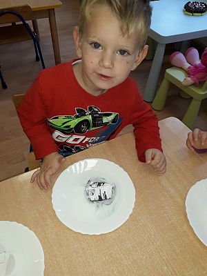 Grafika #4: Dzień Dziewczynek w najmłodszej grupie przedszkolnej