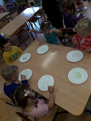 Grafika #6: Dzień Dziewczynek w najmłodszej grupie przedszkolnej