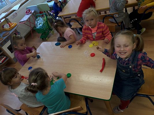 Grafika #7: Dzień Dziewczynek w najmłodszej grupie przedszkolnej