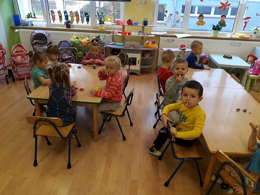 Grafika #8: Dzień Dziewczynek w najmłodszej grupie przedszkolnej